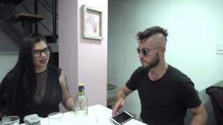 se folla a la hermana de su mejor amigo jugando un juego y tomando ginebra